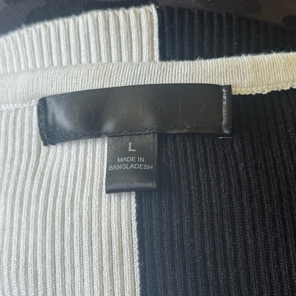 Black and White Sleeveless Top - Picture 2 of 2